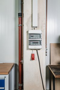 Розподільчий щит AK 36, 36 модулів з PE/N-клемою, мембранними вводами, ІР65, негорючий самозатухає