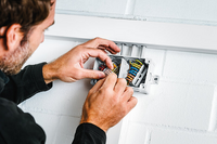 <ul><li>152х87х52 мм;</li><li>IP 66, IK07</li><li>входи: 10хМ20 мембранних з боків, 2хМ20 на днищі ; </li><li>порожня, без клем, U i =1000 В</li><li>чорний</li></ul>