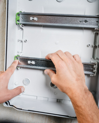 Розподільчий щит AK 36, 36 модулів з PE/N-клемою, мембранними вводами, ІР65, негорючий самозатухає