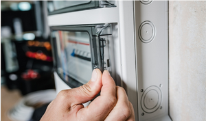 Ергономічне та гнучко регульоване відкидне вікно, легко переставляється для відкриття зліва чи зправа