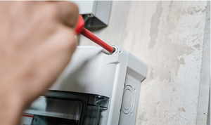 Швидкознімні гвинти, де поворот на 90° створює надійне з'єднання