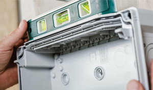 Отвори для кріплення у вигляді замкової щілини для зручного розташування та вирівнювання корпусу